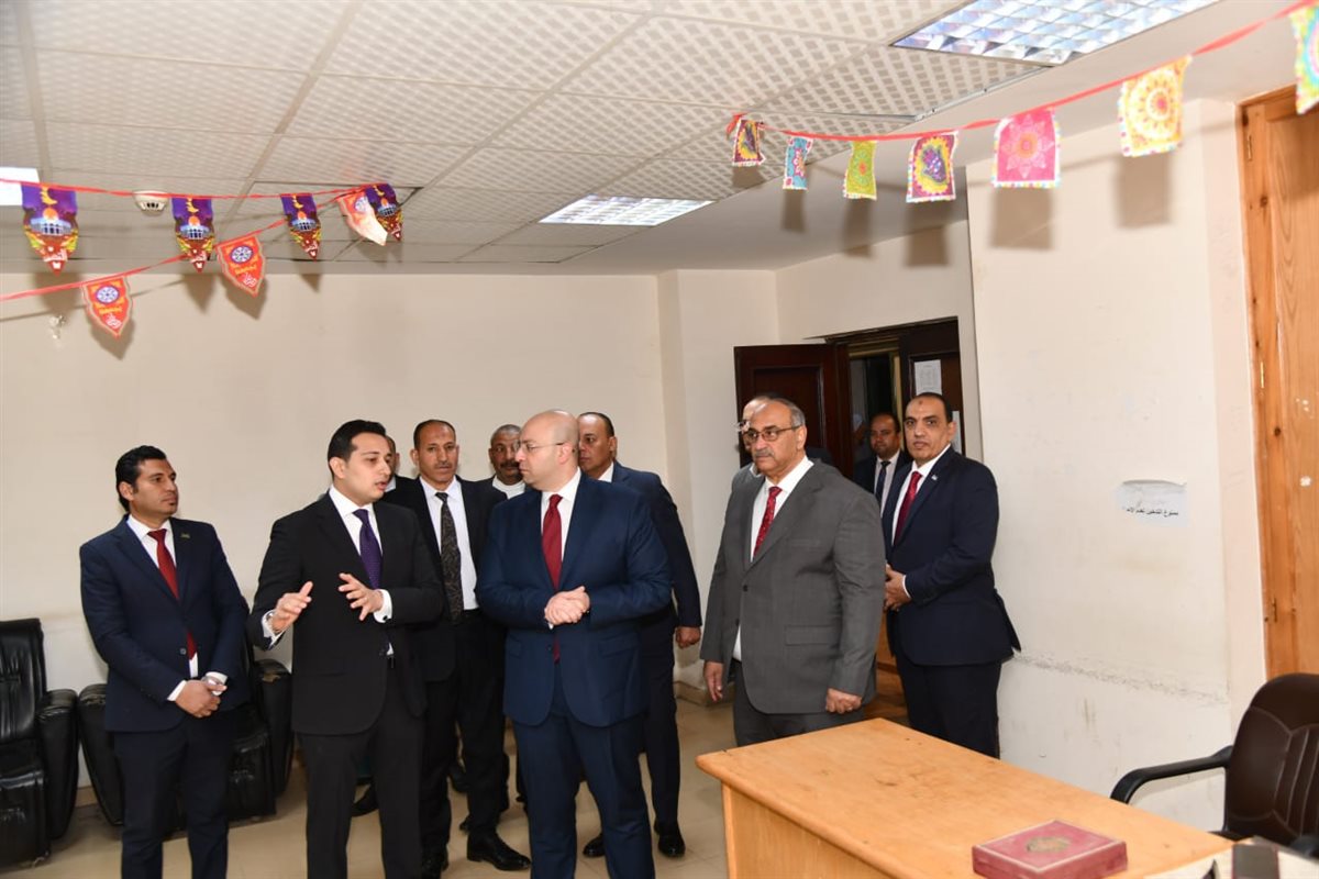 محافظ الفيوم يتفقد إدارات الديوان العام ويهنئ العاملين بشهر رمضان المبارك