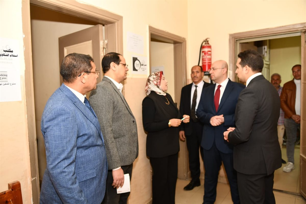 محافظ الفيوم يتفقد إدارات الديوان العام ويهنئ العاملين بشهر رمضان المبارك