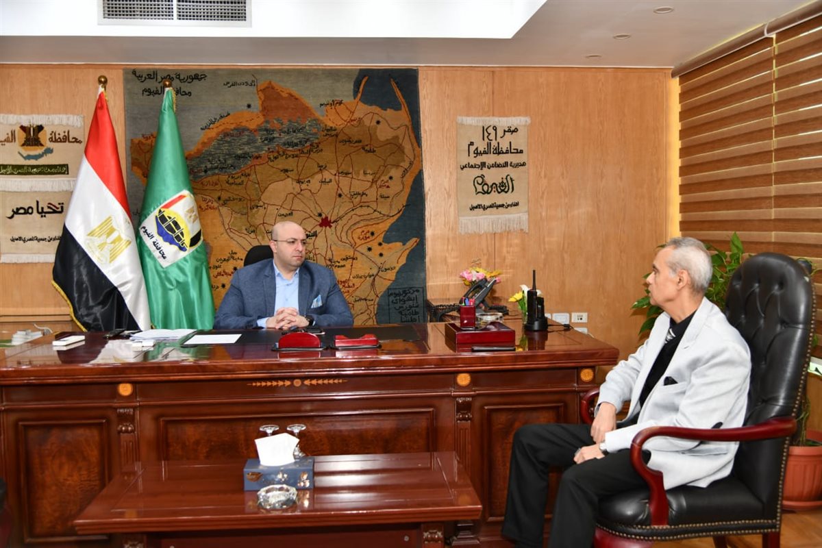 محافظ الفيوم يبحث سبل الارتقاء بآليات العمل وتحسين مستوى الخدمات المقدمة للمواطنين بالقطاع الصحي