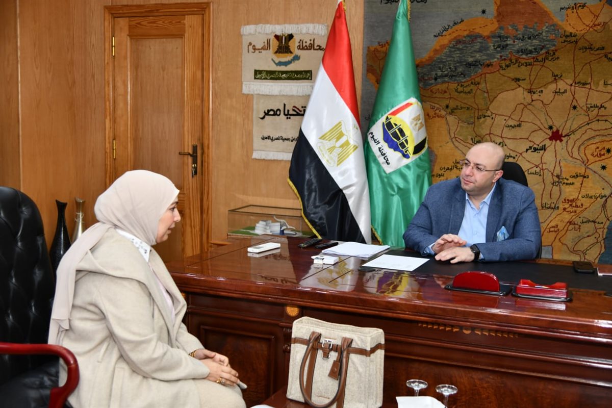 محافظ الفيوم يبحث سبل الارتقاء بآليات العمل وتحسين مستوى الخدمات المقدمة للمواطنين بالقطاع الصحي