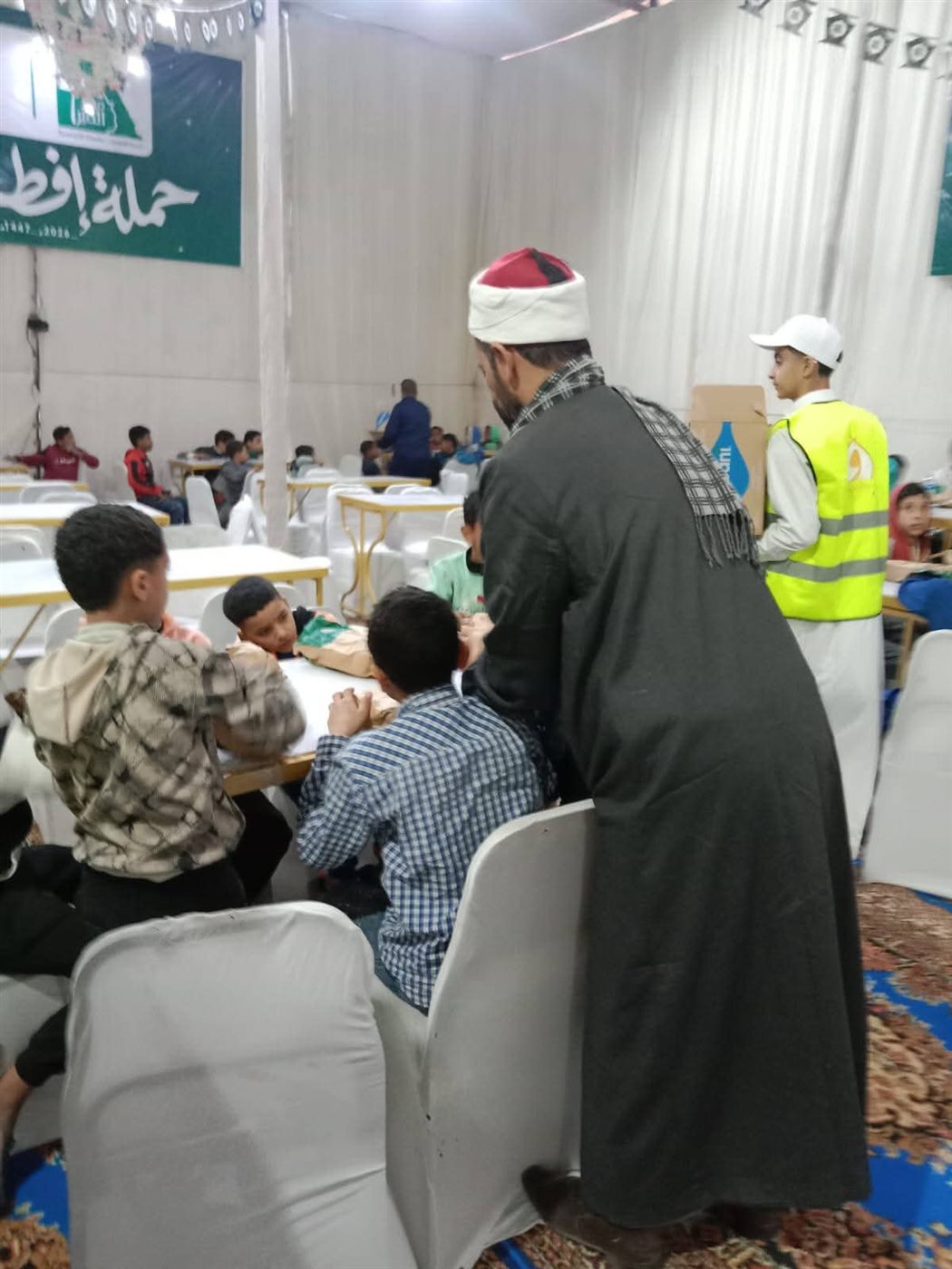 أوقاف الفيوم تقيم خيمة إفطار صائم بالتعاون مع مؤسسة 