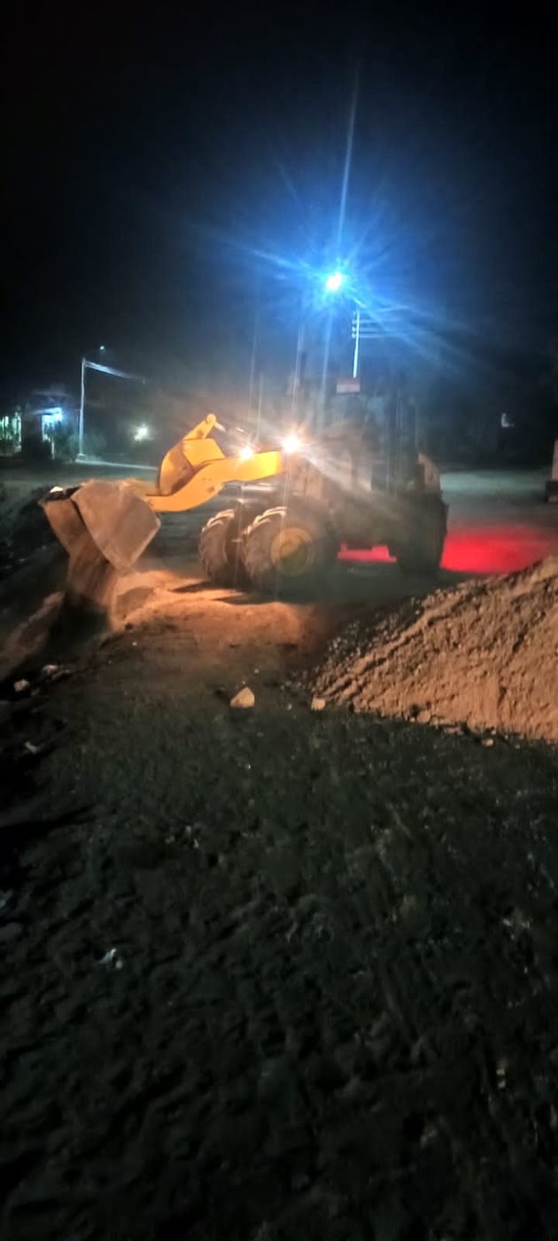 حملة ليلية للنظافة وتمهيد ورفع كفاءة الطريق بمنطقة الوادي بالنزلةبالفيوم
