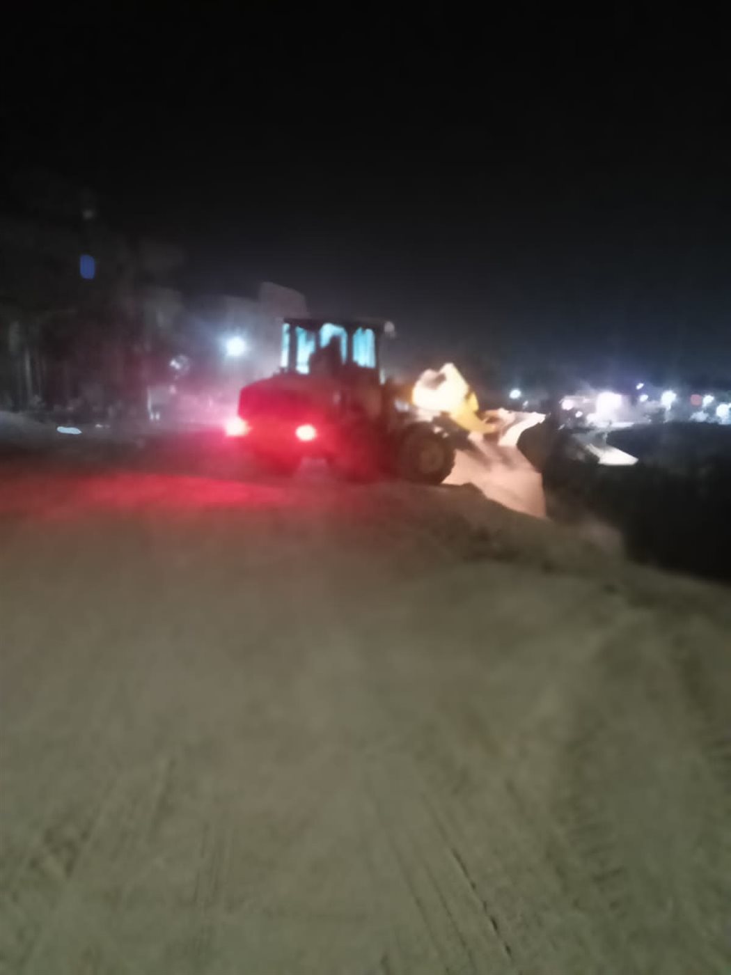 حملة ليلية للنظافة وتمهيد ورفع كفاءة الطريق بمنطقة الوادي بالنزلةبالفيوم