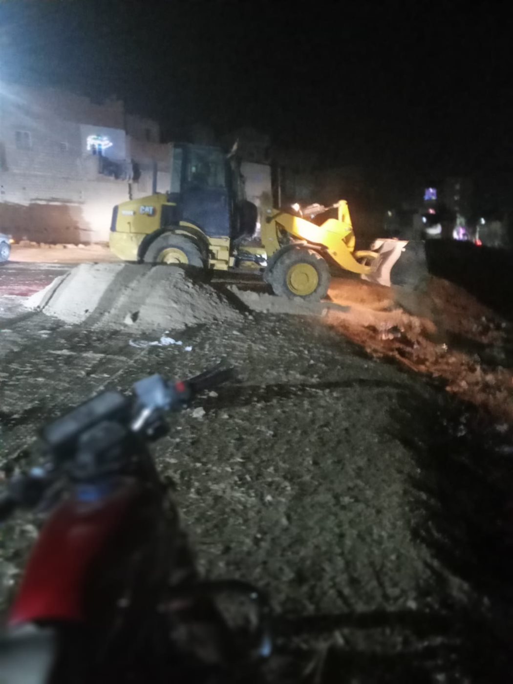 حملة ليلية للنظافة وتمهيد ورفع كفاءة الطريق بمنطقة الوادي بالنزلةبالفيوم