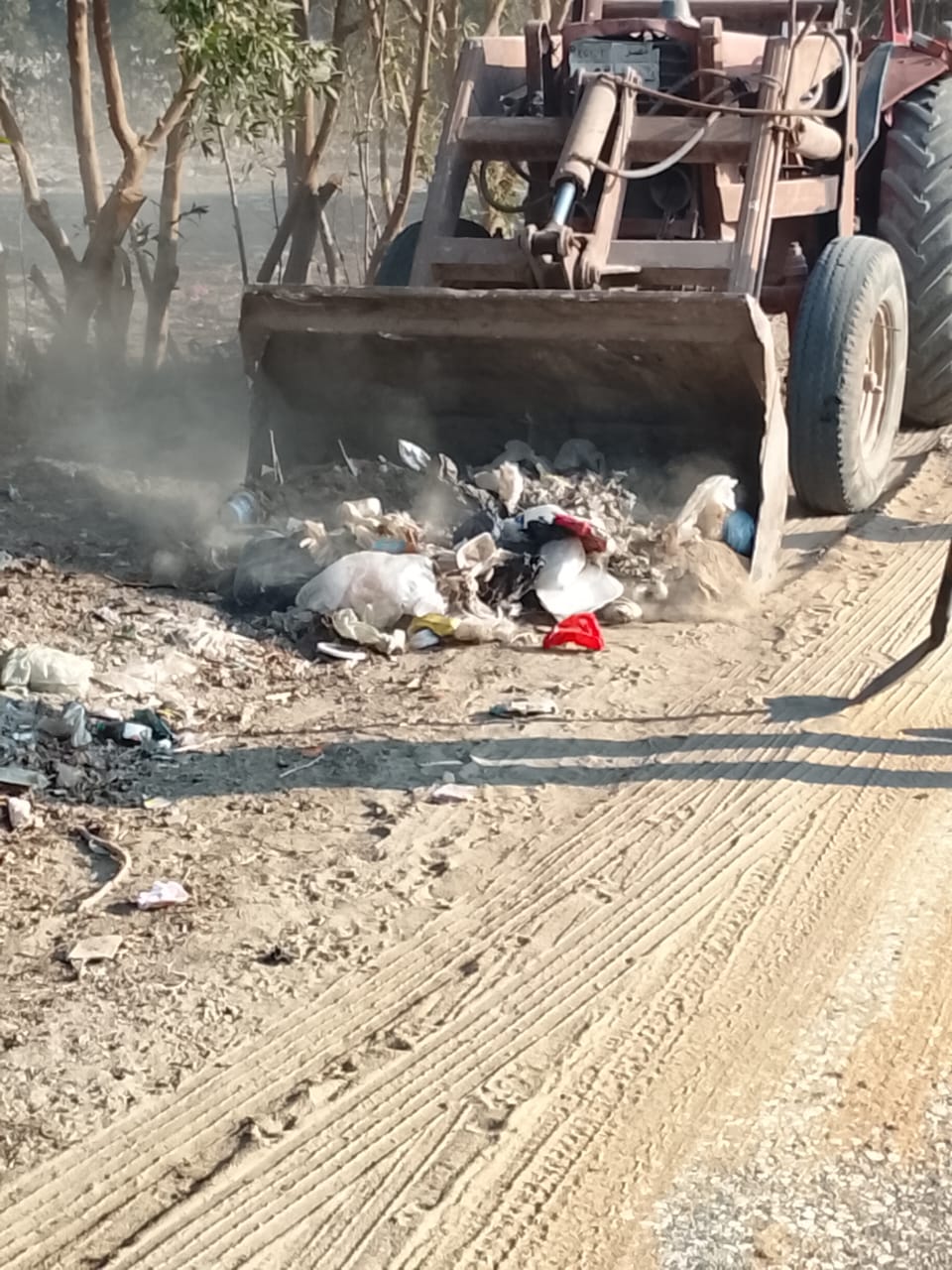 حملة ليلية للنظافة وتمهيد ورفع كفاءة الطريق بمنطقة الوادي بالنزلةبالفيوم