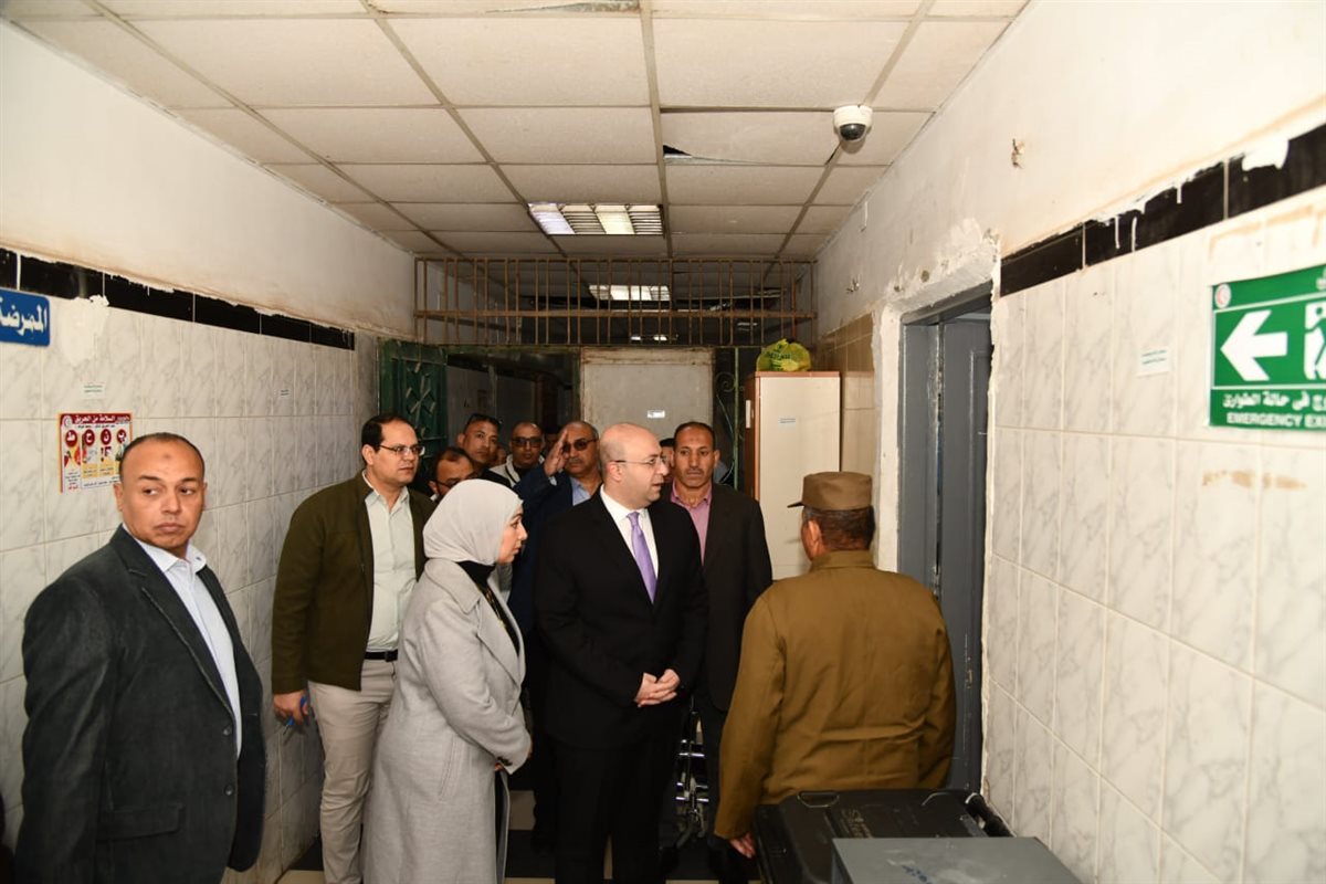 محافظ الفيوم يتفقد المستشفى العام ويوجه بتعديل نوبتجيات الأطباء ببعض الأقسام