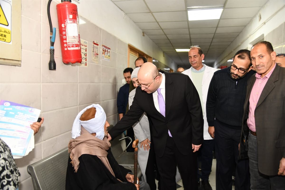 محافظ الفيوم يتفقد المستشفى العام ويوجه بتعديل نوبتجيات الأطباء ببعض الأقسام