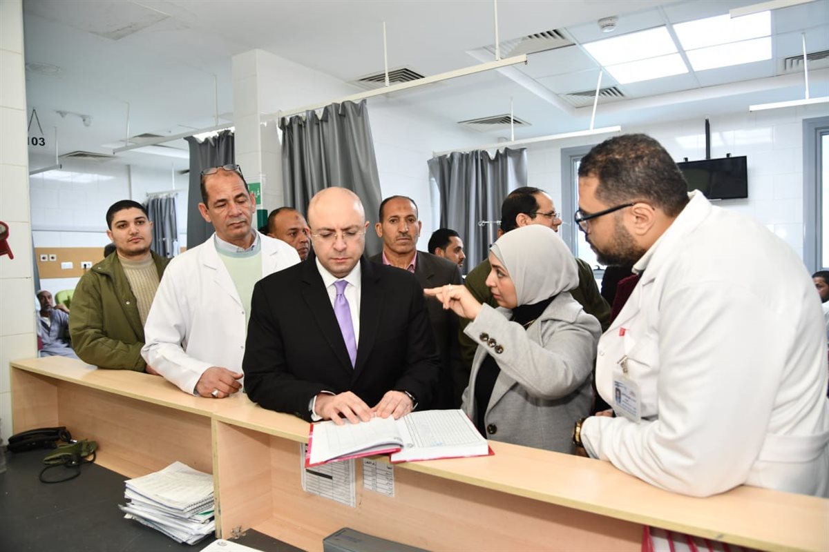 محافظ الفيوم يتفقد المستشفى العام ويوجه بتعديل نوبتجيات الأطباء ببعض الأقسام