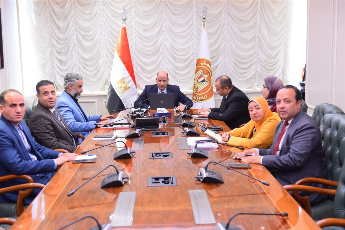 جانب من اجتماع وزير العمل 4 مديريات عمل جديدة