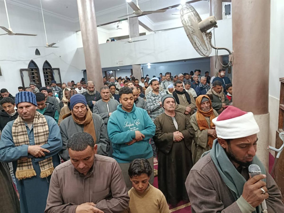 قانتون لله.. آلاف المصلين يحيون الليلة الخامسة من رمضان بالفيوم ويؤدون صلاتي العشاء والتراويح