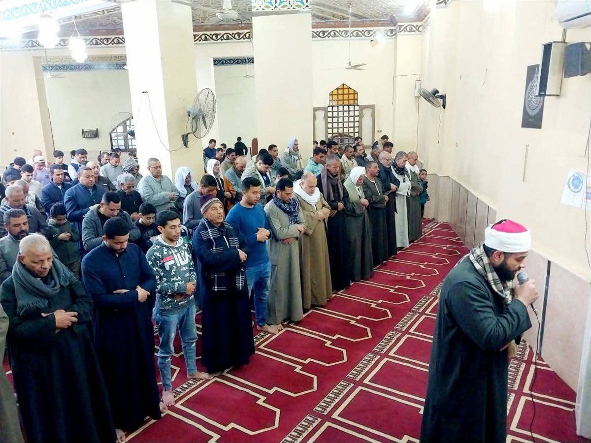 قانتون لله.. آلاف المصلين يحيون الليلة الخامسة من رمضان بالفيوم ويؤدون صلاتي العشاء والتراويح