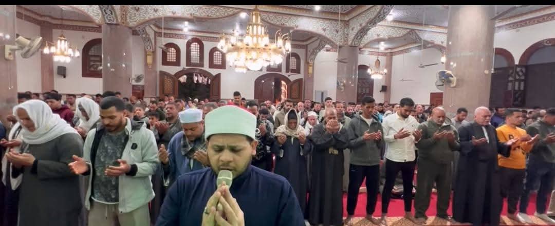 قانتون لله.. آلاف المصلين يحيون الليلة الخامسة من رمضان بالفيوم ويؤدون صلاتي العشاء والتراويح