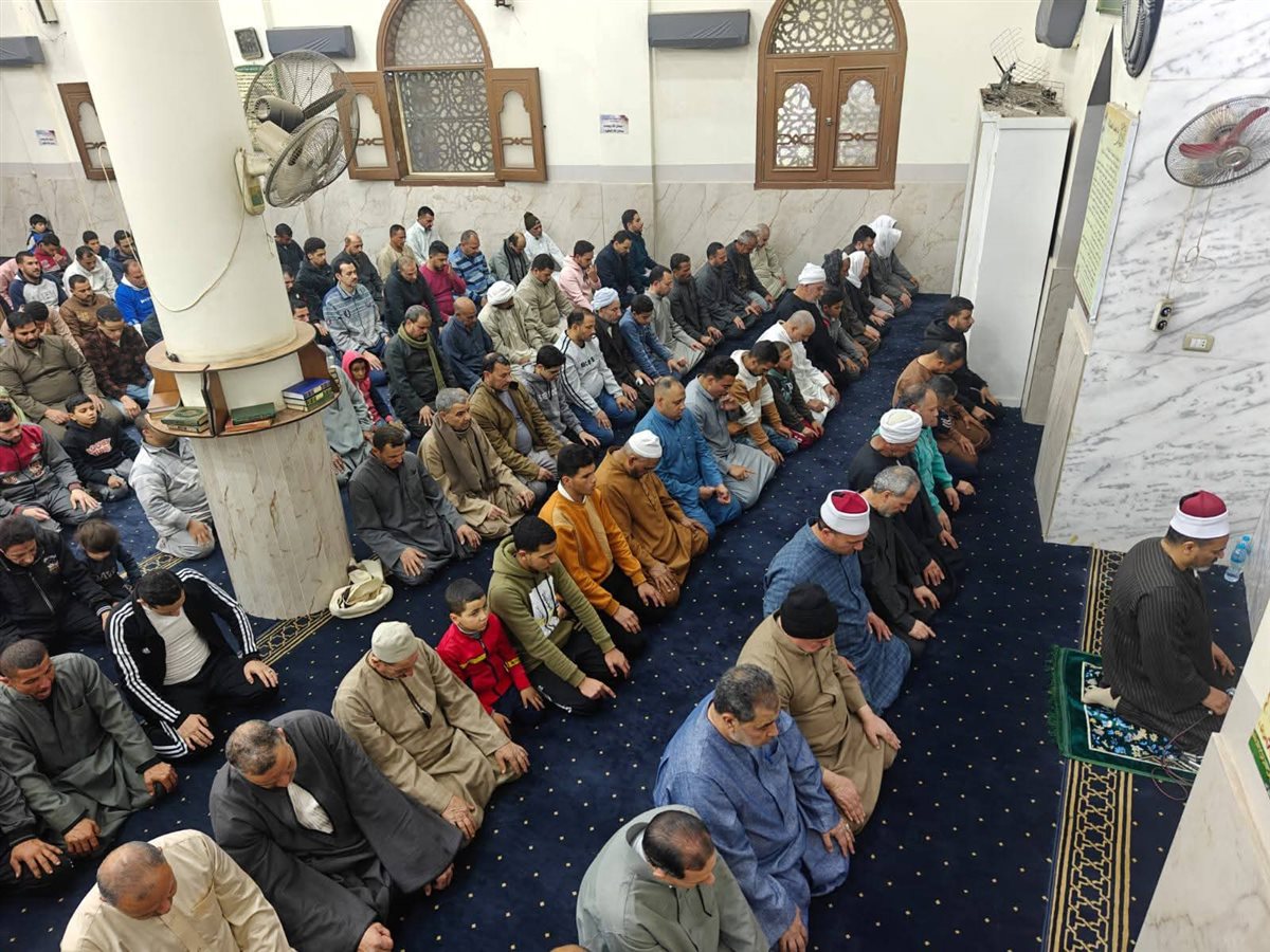 قانتون لله.. آلاف المصلين يحيون الليلة الخامسة من رمضان بالفيوم ويؤدون صلاتي العشاء والتراويح