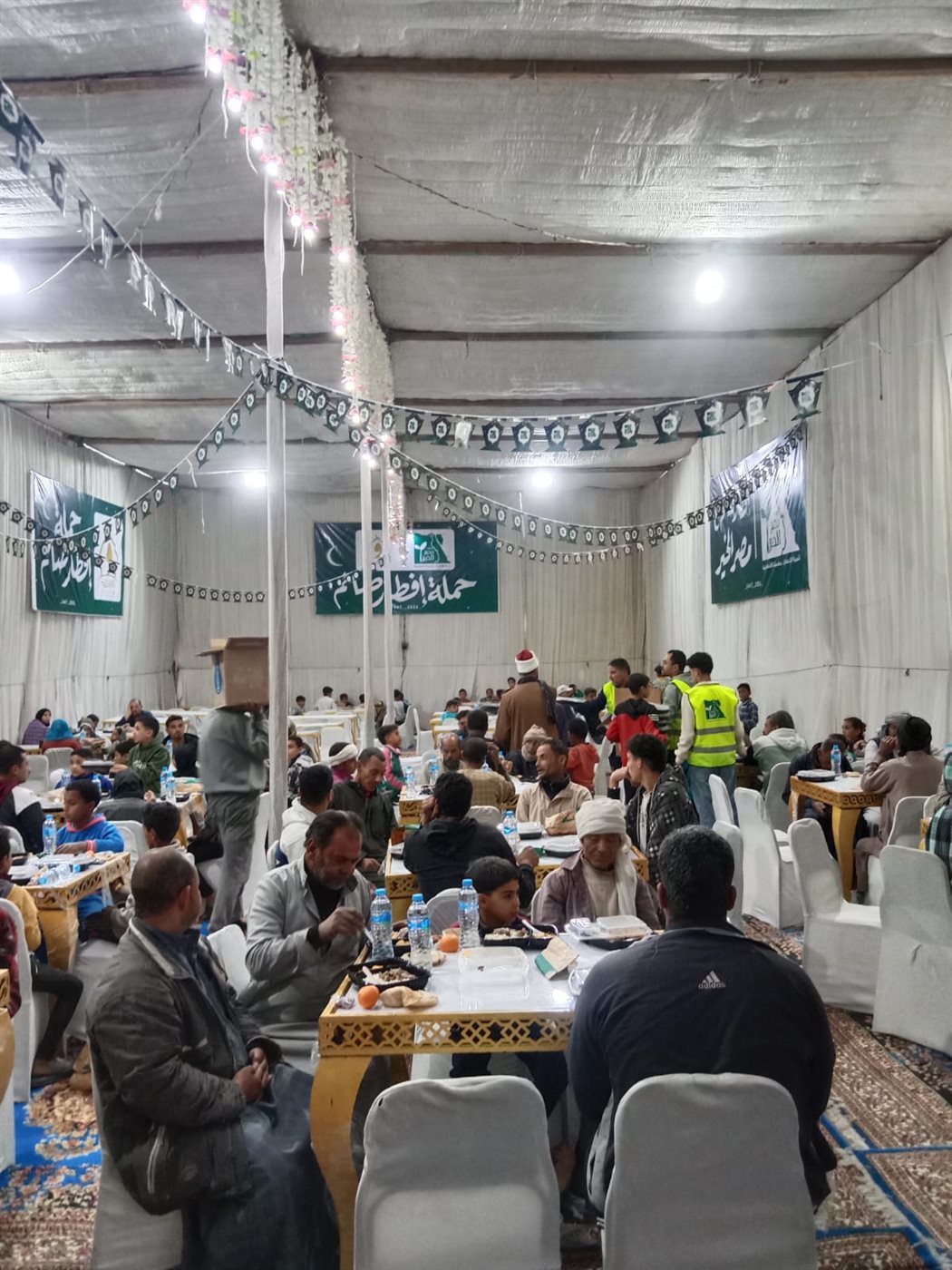 أوقاف الفيوم تقيم 5 موائد إفطار كبرى بالتعاون مع شركاء الخير