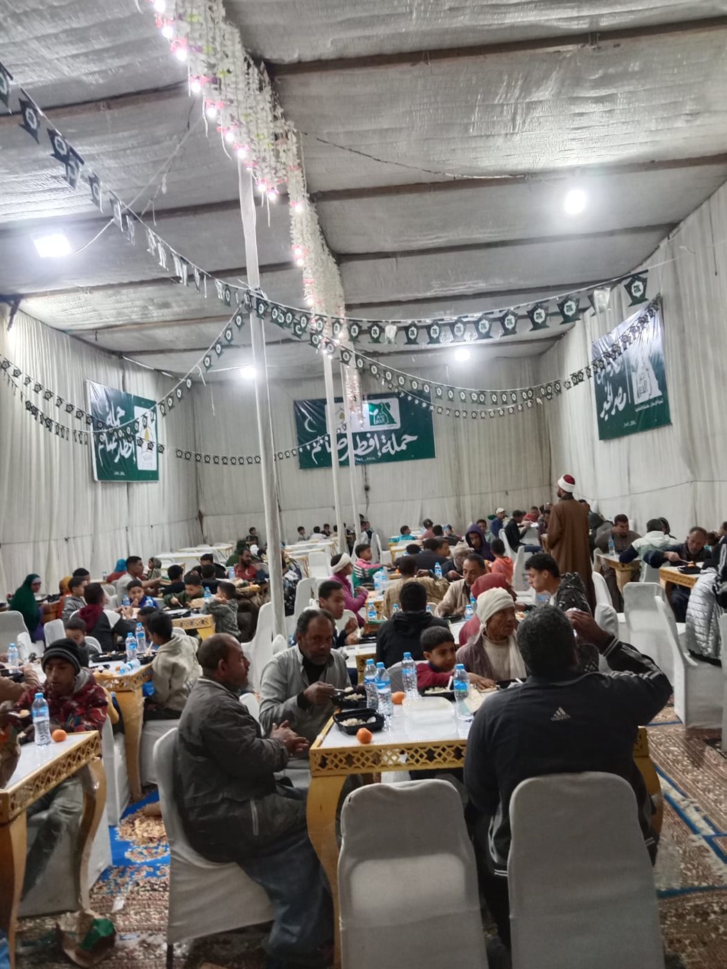 أوقاف الفيوم تقيم 5 موائد إفطار كبرى بالتعاون مع شركاء الخير