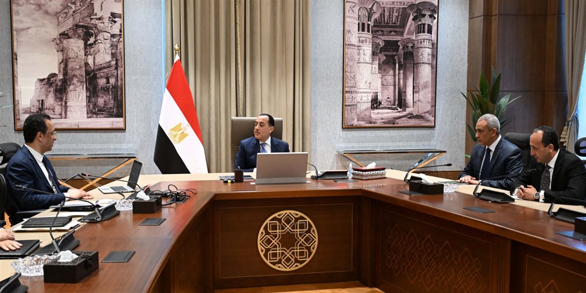 جانب من اجتماع رئيس الوزراء ووزير الاتصالات