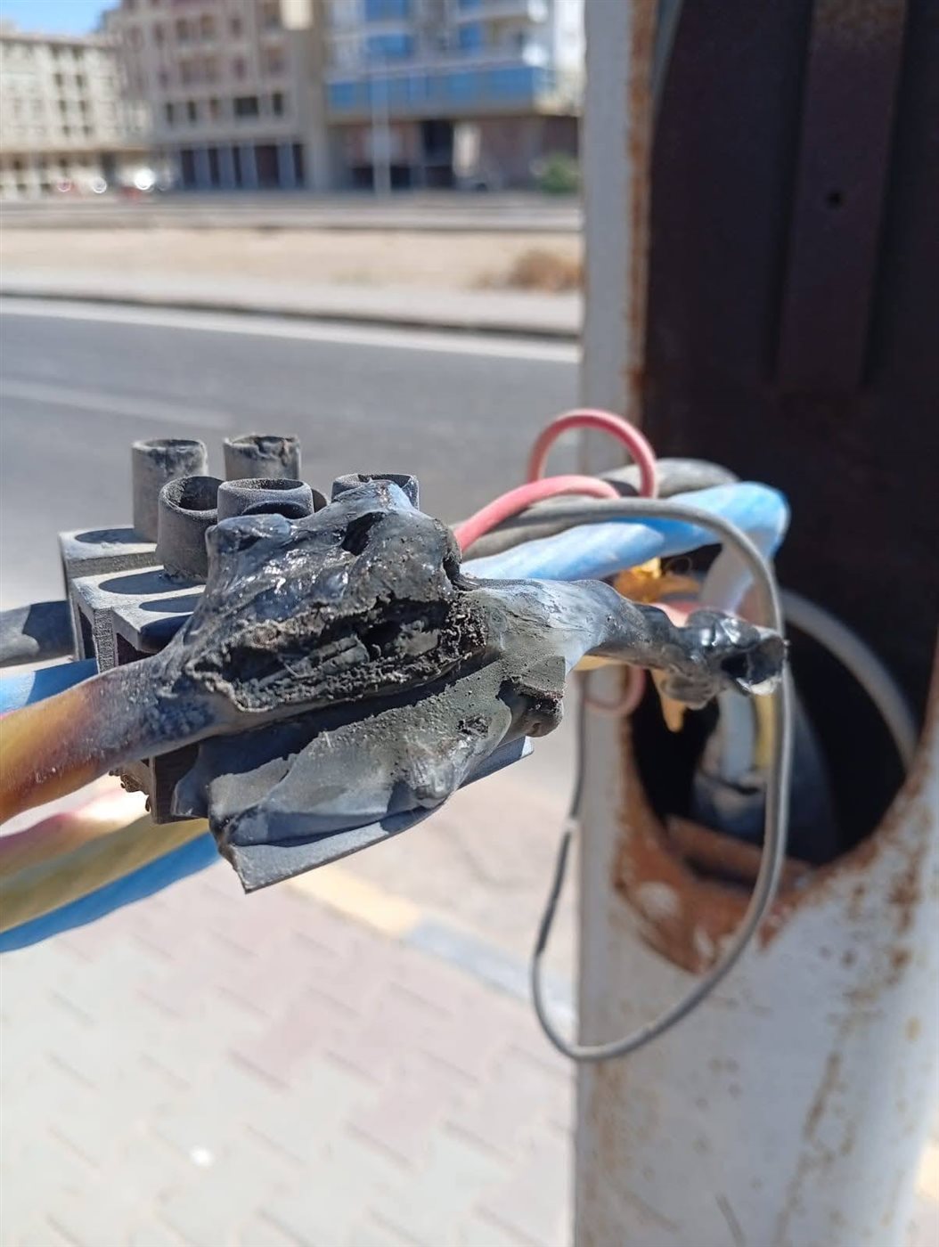 جانب من صيانة الإنارة بالغردقة