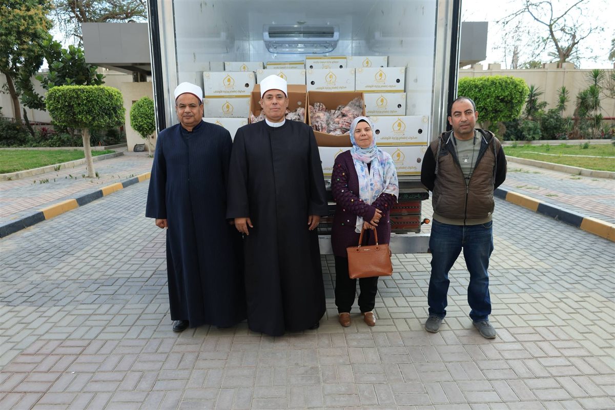 جانب من استلام 4 أطنان لحوم من صكوك الإطعام