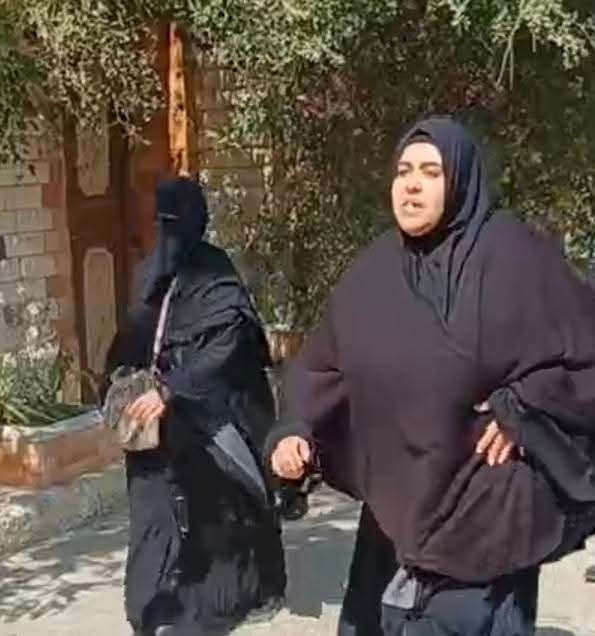 والدة المجني عليها خلال تشييع جنازتها