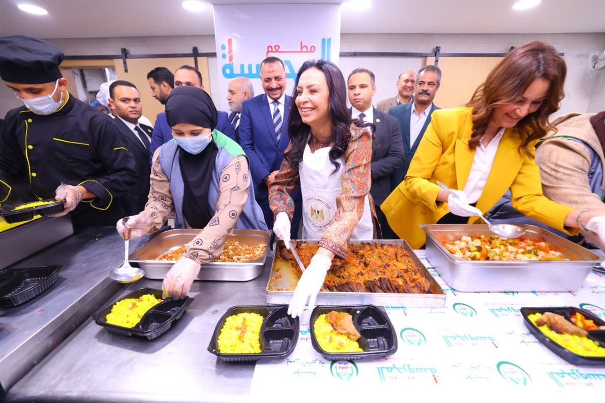 جانب من زيارة وزيرة التضامن الاجتماعي لوحدة إطعام المحروسة