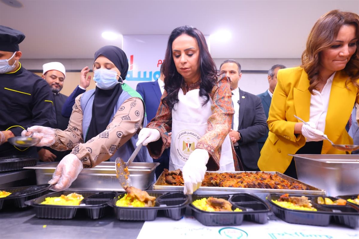 جانب من زيارة وزيرة التضامن الاجتماعي لوحدة إطعام المحروسة