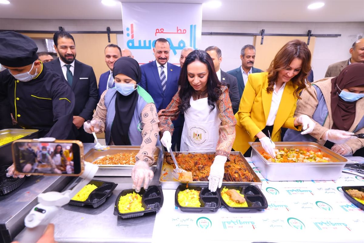 جانب من زيارة وزيرة التضامن الاجتماعي لوحدة إطعام المحروسة