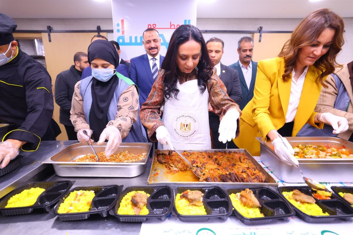 جانب من زيارة وزيرة التضامن الاجتماعي لوحدة إطعام المحروسة