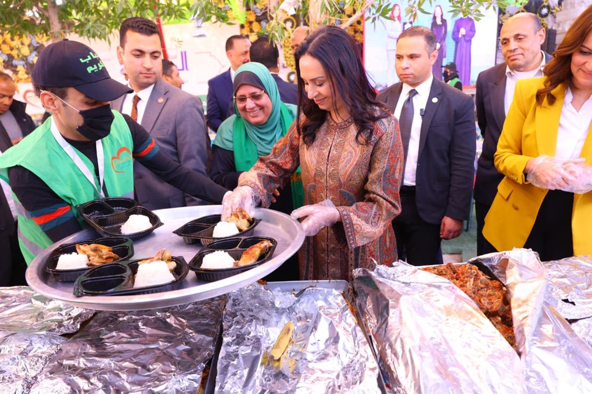 جانب من زيارة وزيرة التضامن لوحدة إطعام الحاجه عزيزة