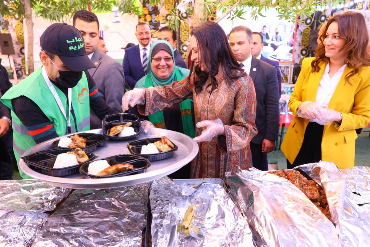 جانب من زيارة وزيرة التضامن لوحدة إطعام الحاجه عزيزة