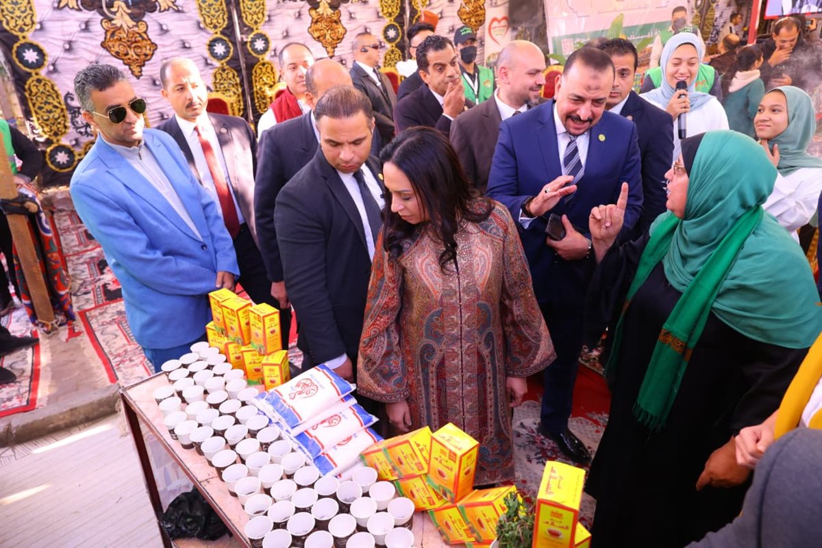جانب من زيارة وزيرة التضامن لوحدة إطعام الحاجه عزيزة