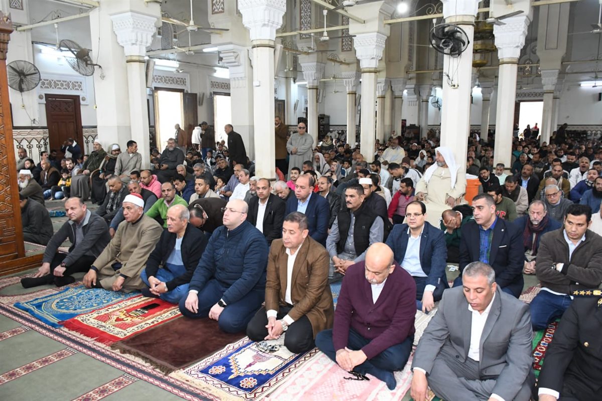 محافظ الفيوم يؤدي صلاة الجمعة بمسجد ناصر الكبير ويهنئ المصلين بقدوم شهر رمضان المبارك