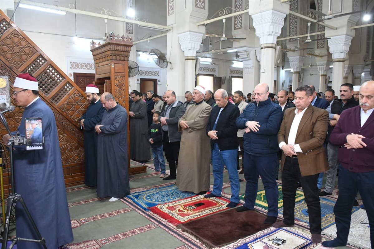 محافظ الفيوم يؤدي صلاة الجمعة بمسجد ناصر الكبير ويهنئ المصلين بقدوم شهر رمضان المبارك