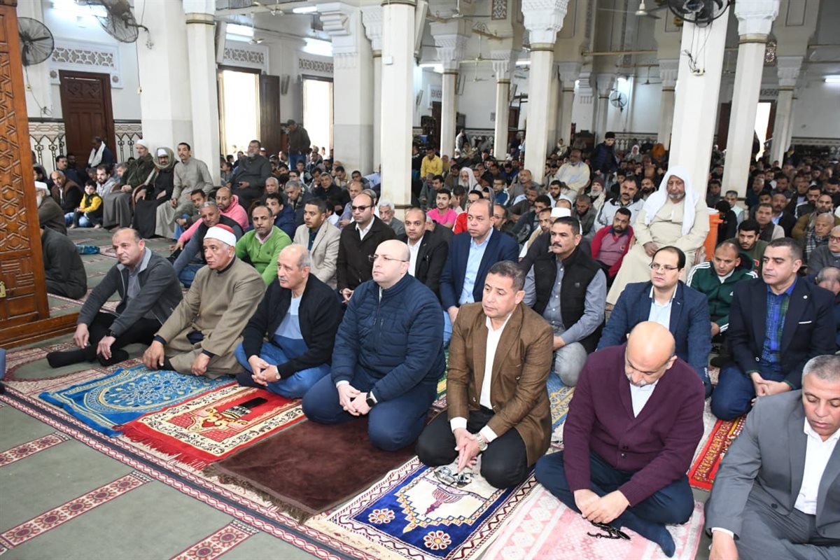محافظ الفيوم يؤدي صلاة الجمعة بمسجد ناصر الكبير ويهنئ المصلين بقدوم شهر رمضان المبارك