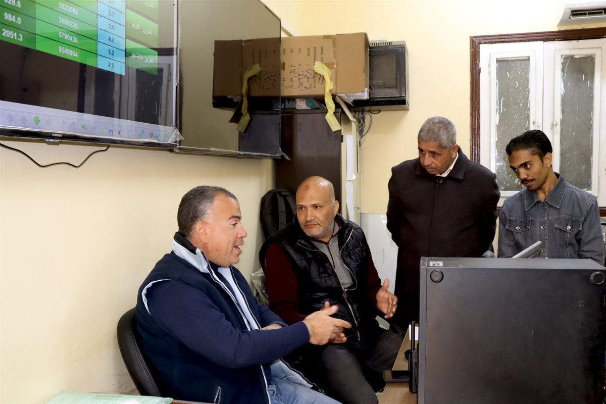 رئيس مياه الفيوم يلتقي العاملين بقطاع التخطيط لبحث تطوير منظومة العمل