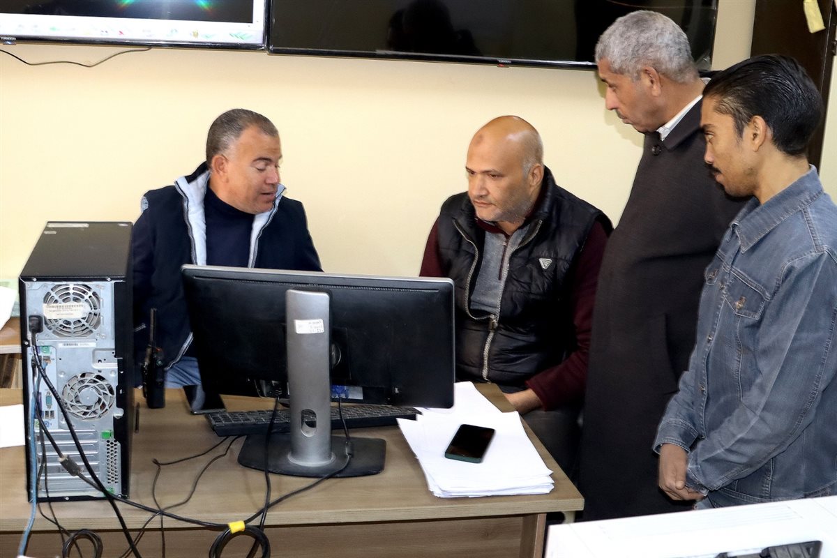 رئيس مياه الفيوم يلتقي العاملين بقطاع التخطيط لبحث تطوير منظومة العمل