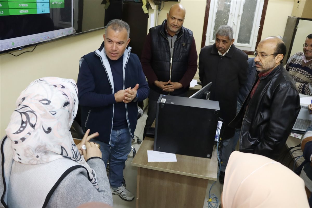 رئيس مياه الفيوم يلتقي العاملين بقطاع التخطيط لبحث تطوير منظومة العمل