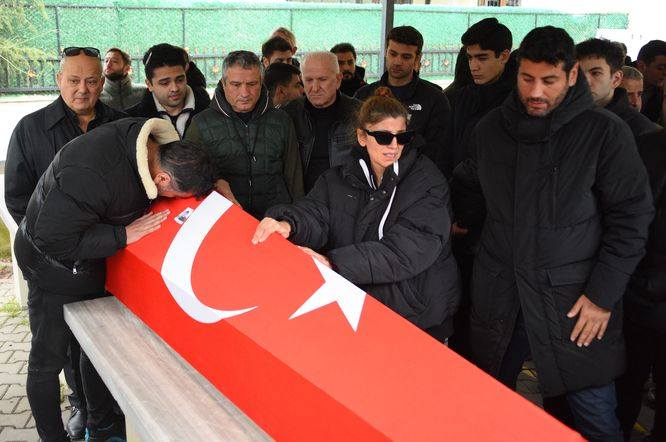 صور من جنازة الممثل التركي إبراهيم يلدز بعد وفاته عن عمر 27 عامًا