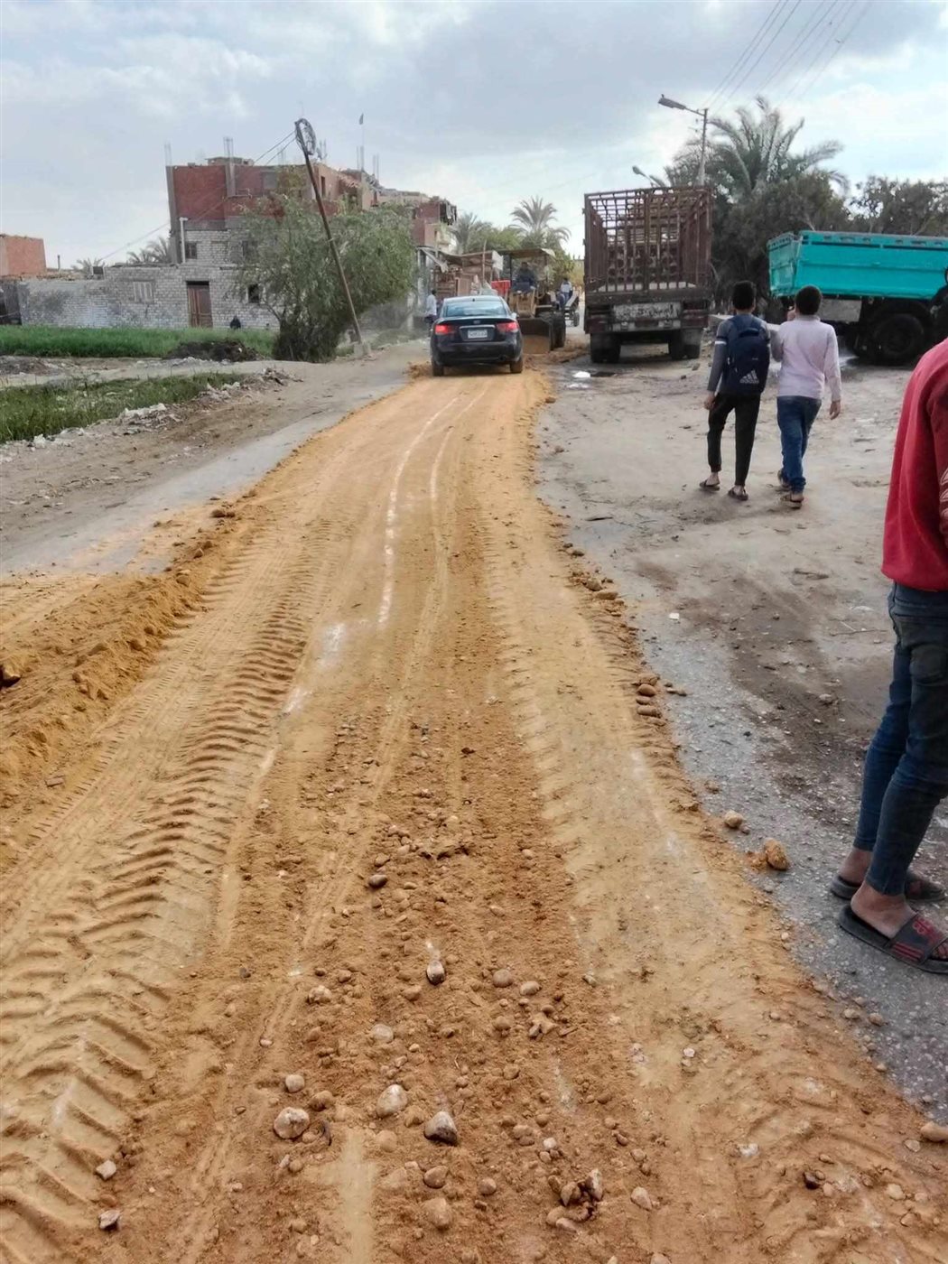 على نفقاتهم الخاصة.. شباب عزبة الروضة يقودون مبادرة ذاتية لتطوير الطريق الرابط بين الروضة ومنشأة الجمال بالفيوم&nbsp;