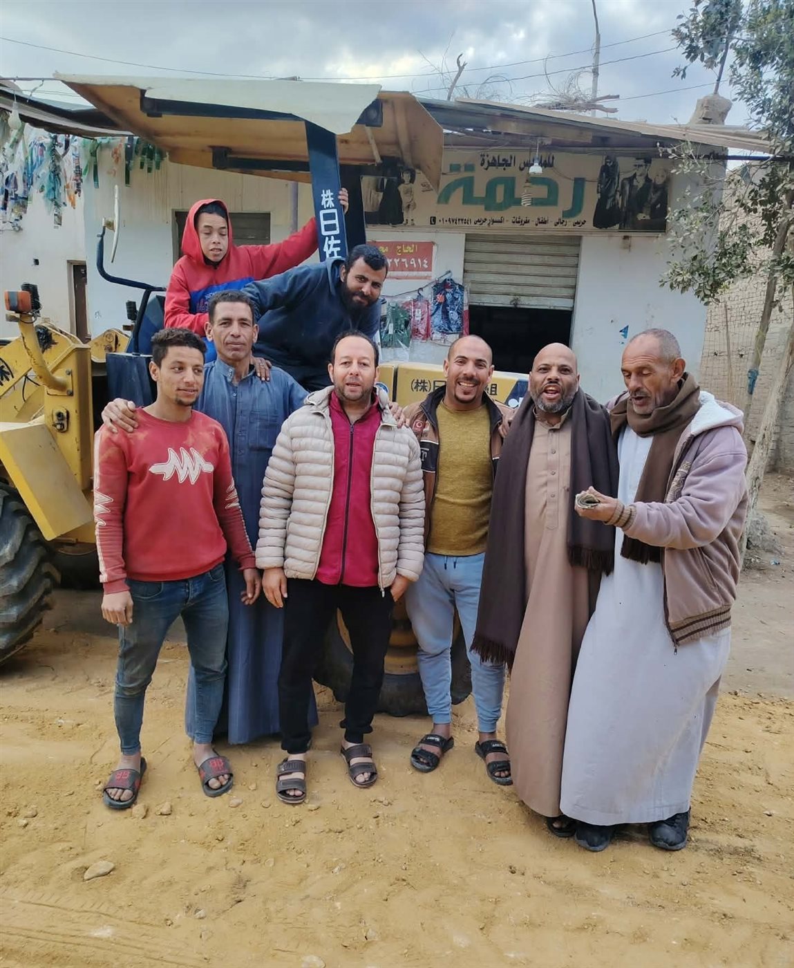 على نفقاتهم الخاصة.. شباب عزبة الروضة يقودون مبادرة ذاتية لتطوير الطريق الرابط بين الروضة ومنشأة الجمال بالفيوم&nbsp;