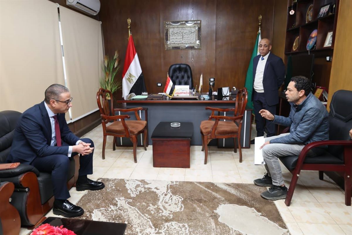 جانب من زيارة محافظ الجيزة لمقر هيئة النظافة والتجميل&nbsp;