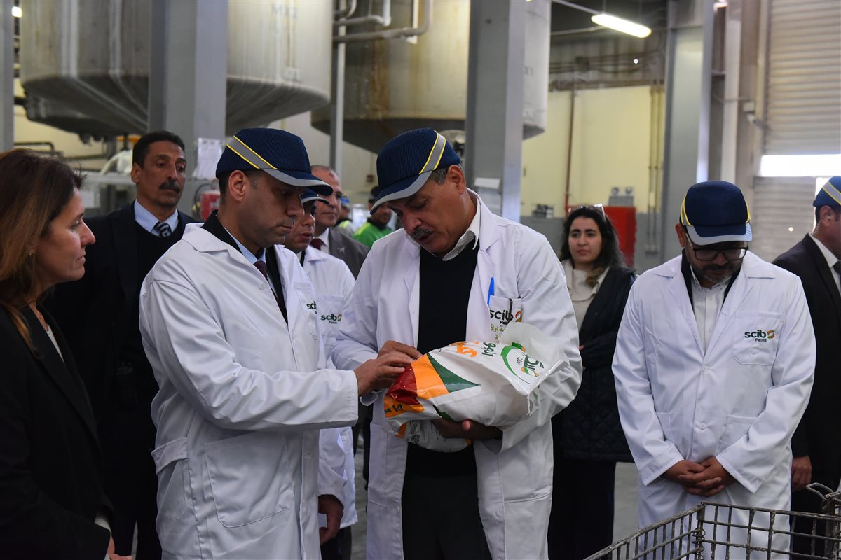 جانب من زيارة وزير العمل لشركة سكيب للدهانات