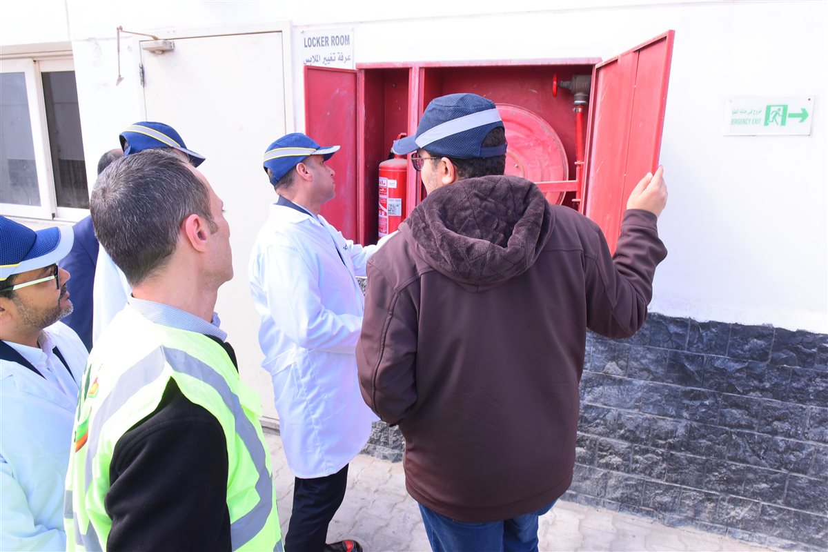 جانب من زيارة وزير العمل لشركة سكيب للدهانات