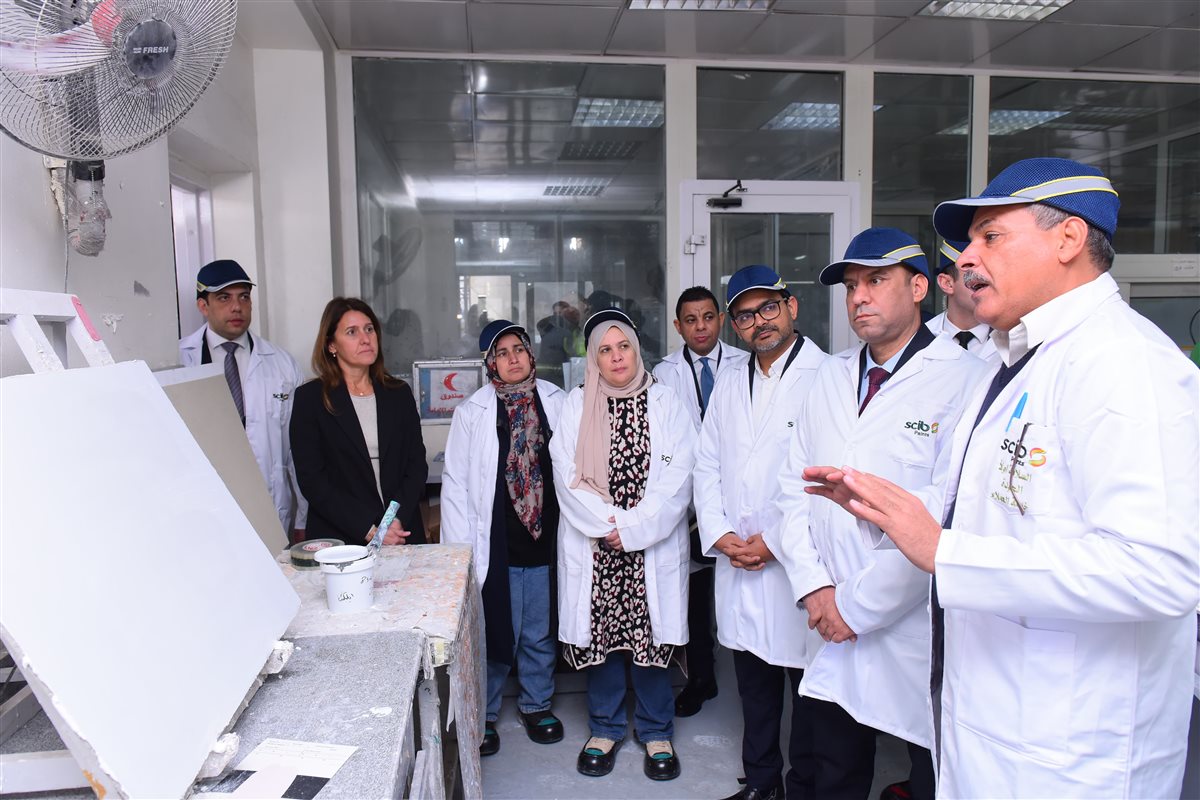 جانب من زيارة وزير العمل لشركة سكيب للدهانات