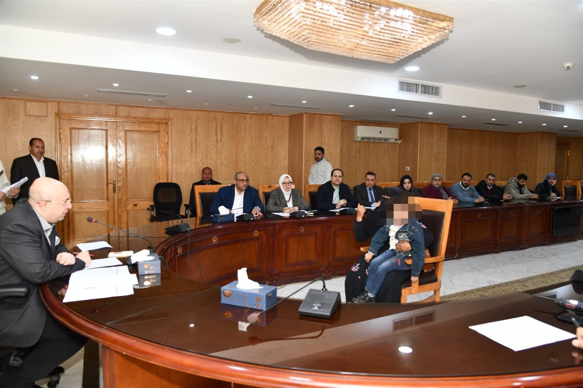 محافظ الفيوم يوجه بتوفير الرعاية الصحية لعدد من الحالات المرضية