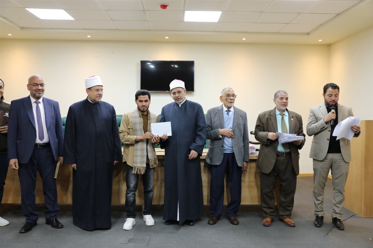 رئيس جامعة الأزهر يكرم الفائزين&nbsp;
