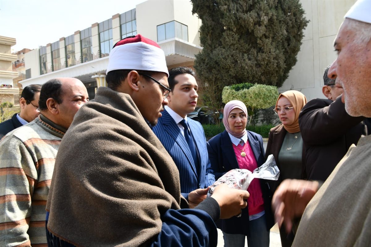 نائب محافظ الفيوم يشهد تسليم دفعة جديدة من صكوك الإطعام من وزارة الأوقاف للأسر الأولى بالرعاية