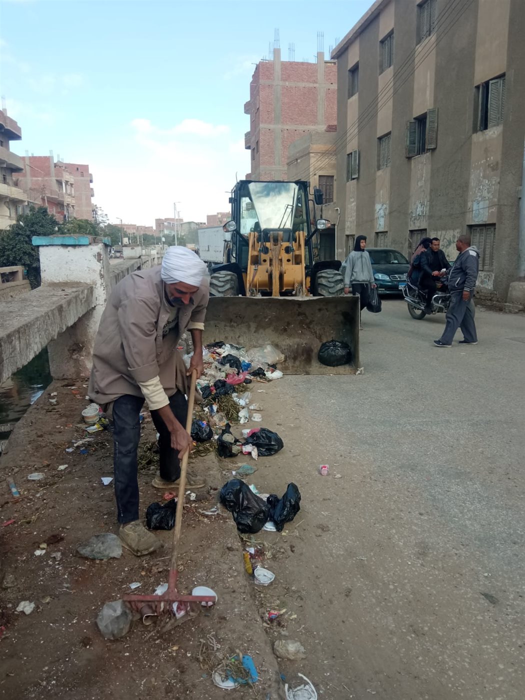 حملات صباحية ومسائية للنظافة العامة ورفع الإشغالات بمركزي سنورس وإطسا