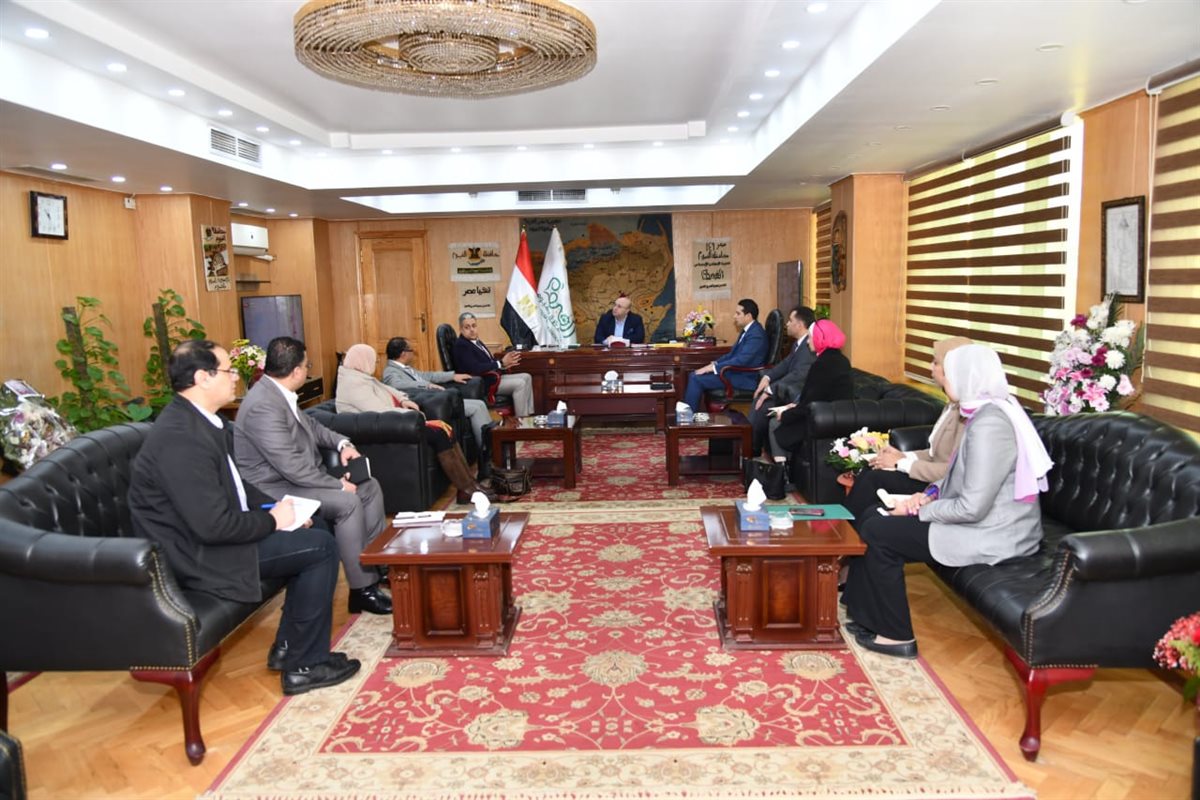 محافظ الفيوم يناقش محاور استراتيجية التأهيل والتدريب والمسارات الوظيفية لقيادات الإدارة المحلية بالمحافظة