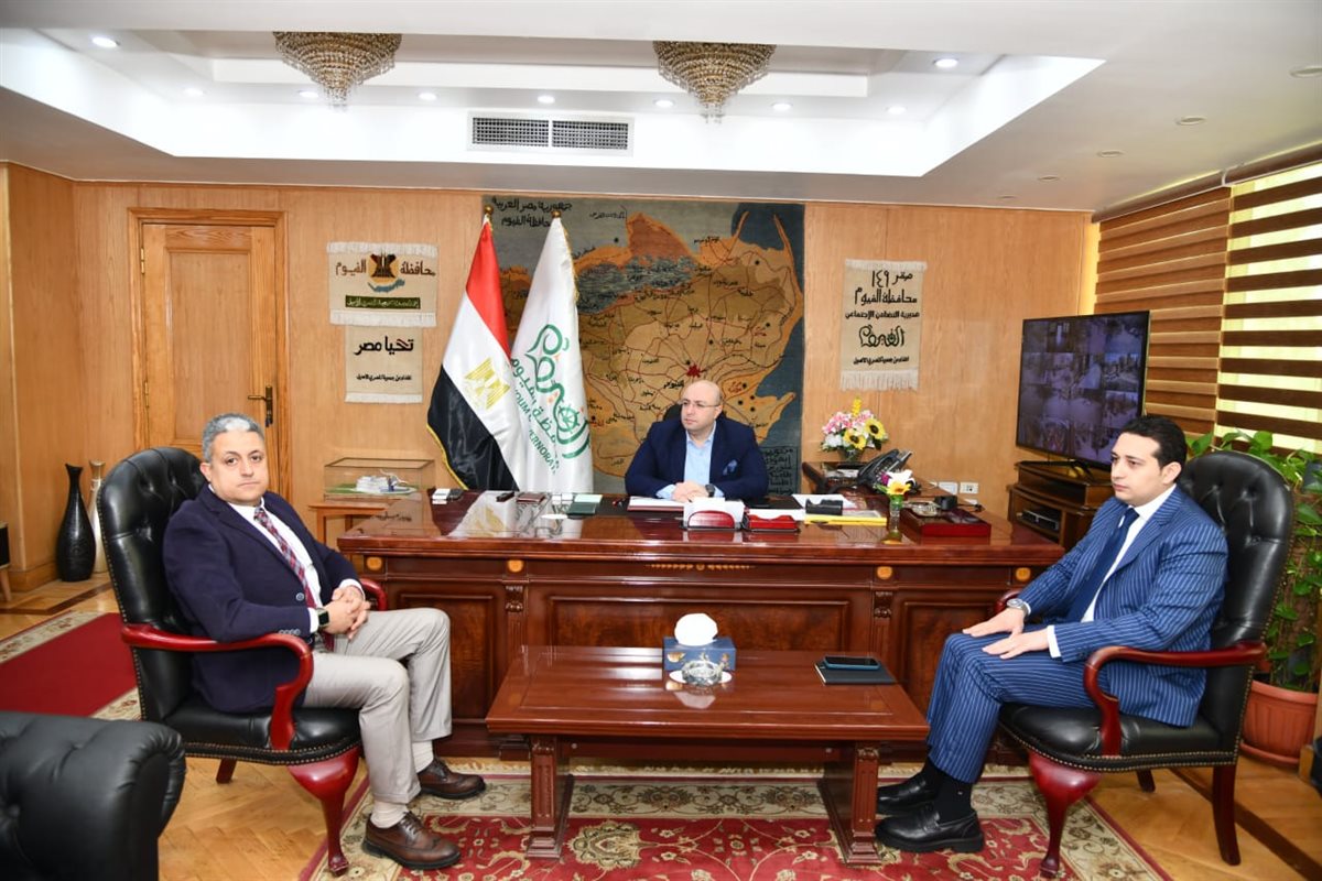 محافظ الفيوم يناقش محاور استراتيجية التأهيل والتدريب والمسارات الوظيفية لقيادات الإدارة المحلية بالمحافظة