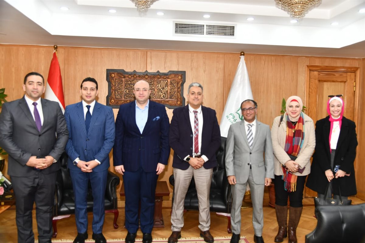 محافظ الفيوم يناقش محاور استراتيجية التأهيل والتدريب والمسارات الوظيفية لقيادات الإدارة المحلية بالمحافظة